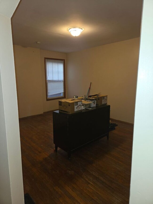 Building Photo - 5BR/1.5BA Row Home with Backyard and Laundry Hookups