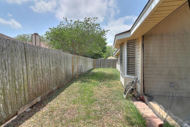 Building Photo - 4321 Holly Ridge Dr