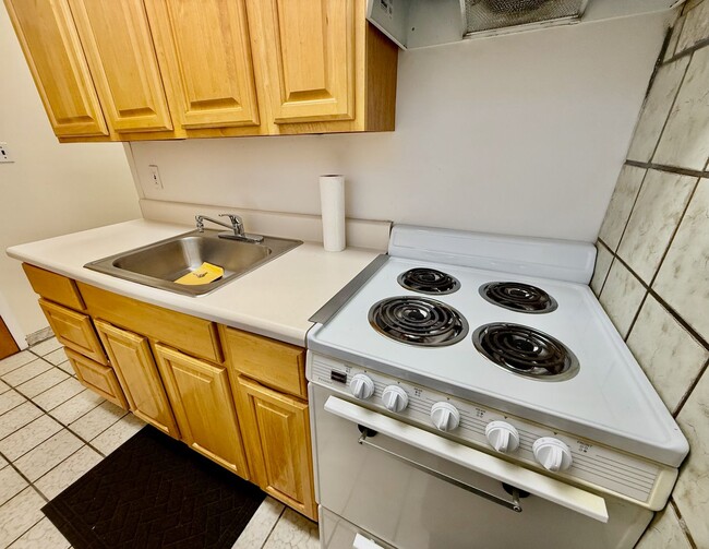 Building Photo - 2528 Christian St