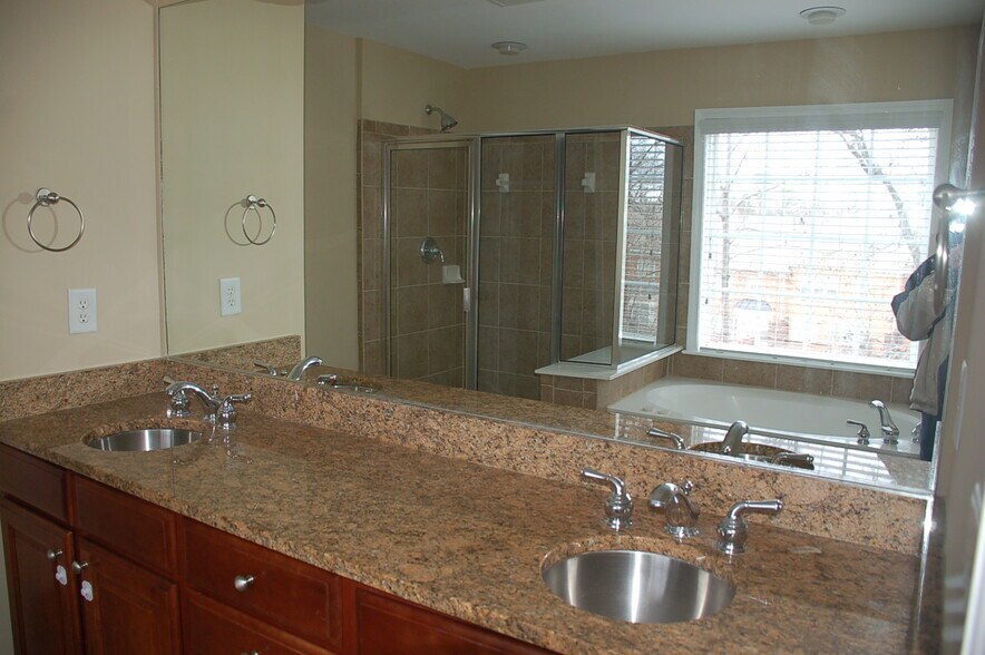 Building Photo - 4051 Orchard Rd