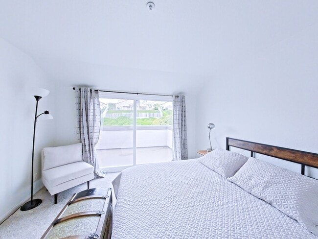 Building Photo - FURNISHED - Elegant 3 bedroom with office ...