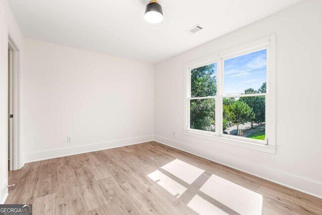 Building Photo - 94 Lucy St SE