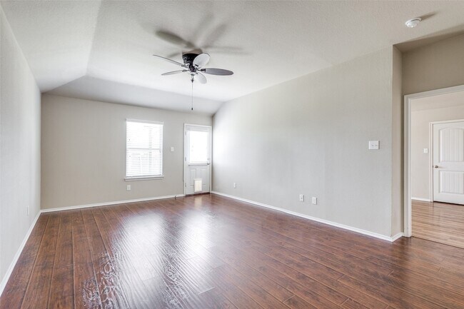 Building Photo - 1101 Rainer Dr