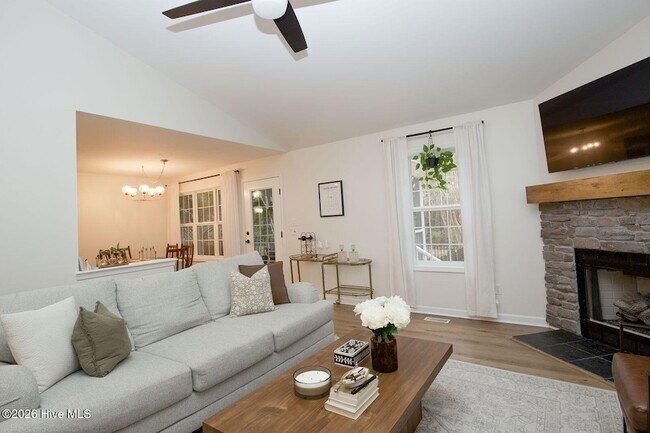 Building Photo - 681 Ginesing Dr