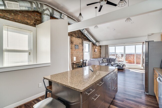 Building Photo - Urban Luxury with Stunning City Views – 2B...