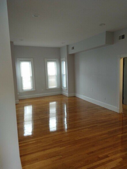 Building Photo - 185 Green St