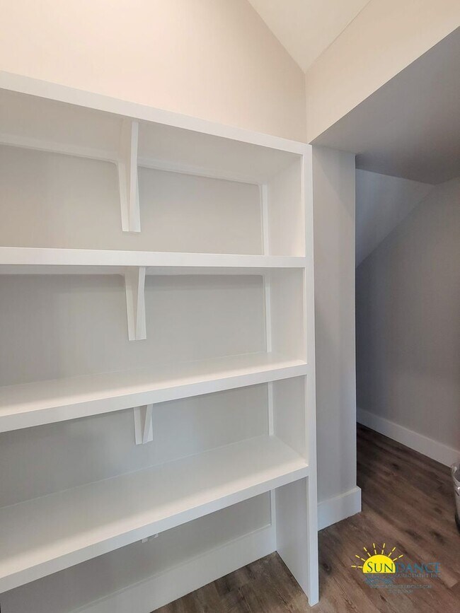 Building Photo - Stunning 3 Bedroom Home in SRB!