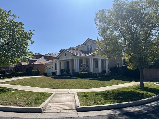 Building Photo - 5210 Village Green Ln