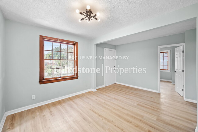 Building Photo - 8057 Oakwood St