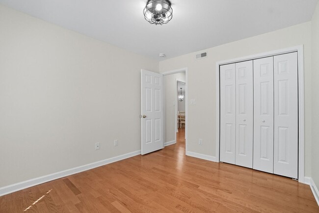 Building Photo - 9221 N Vicksburg Park Ct