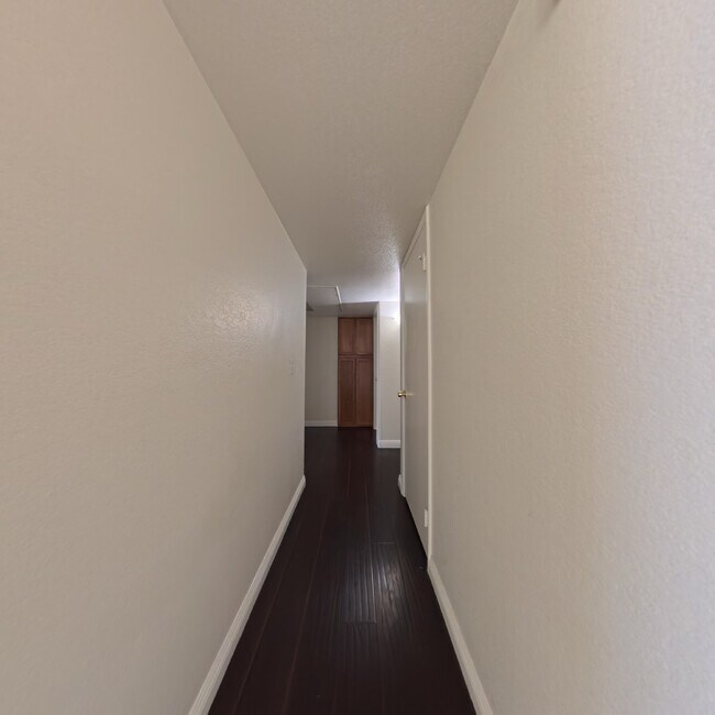 Building Photo - 3 Bedroom | 2nd Floor | Laminate Floors | Gated Community