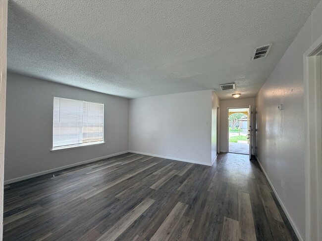 Building Photo - 3704 La Paz Dr