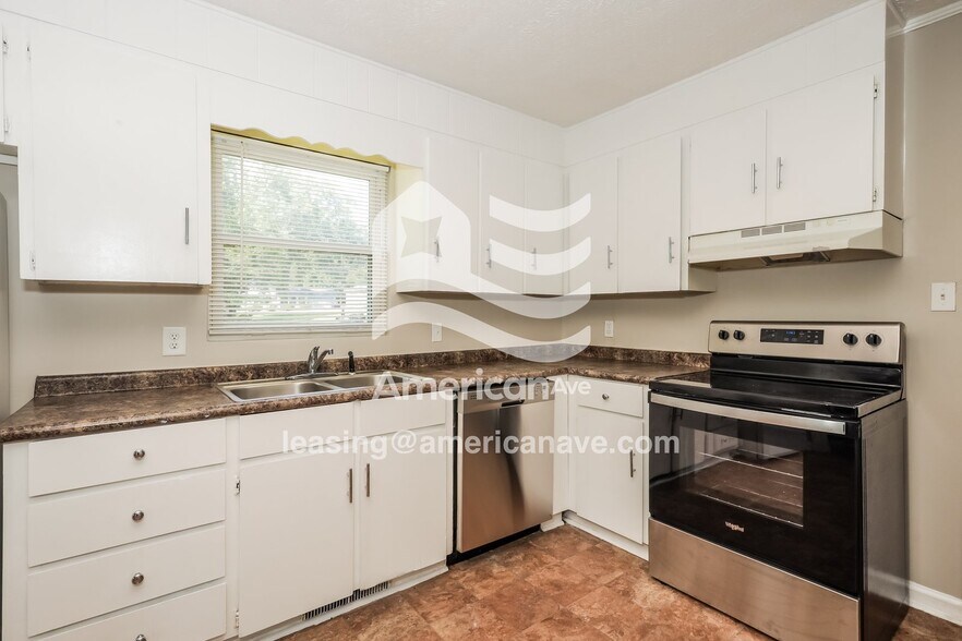 Building Photo - 2557 Saratoga Dr