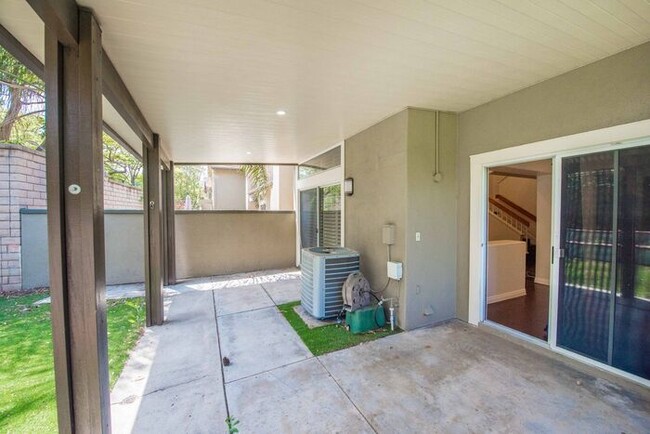 Building Photo - Anaheim Hills Beauty