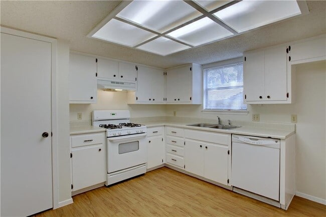 Building Photo - 3309 Sanderling Trail