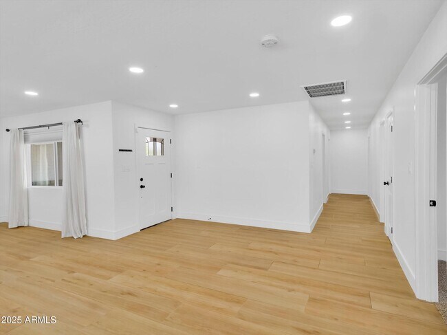 Building Photo - 3118 S Evergreen Rd