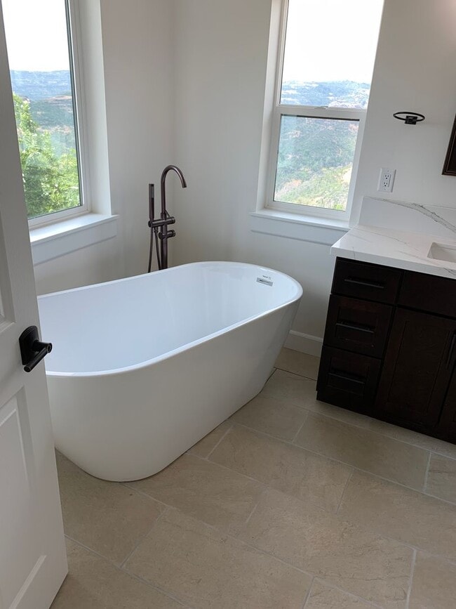 Building Photo - Breathtaking Paradise Retreat: Modern Home with Stunning Canyon Views and Next to Billie Park!