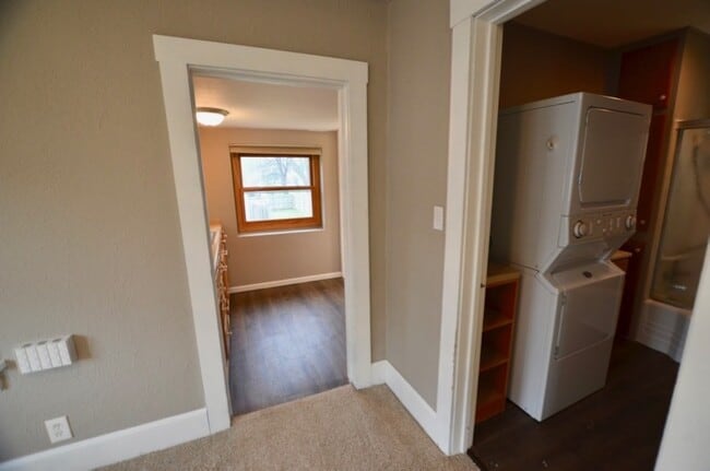 Building Photo - Cozy Home near Merle Hay!