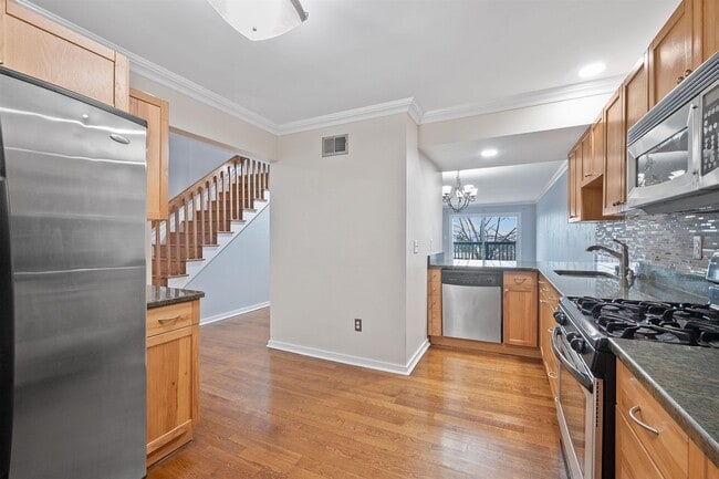 Building Photo - 18 SKYVIEW Ter