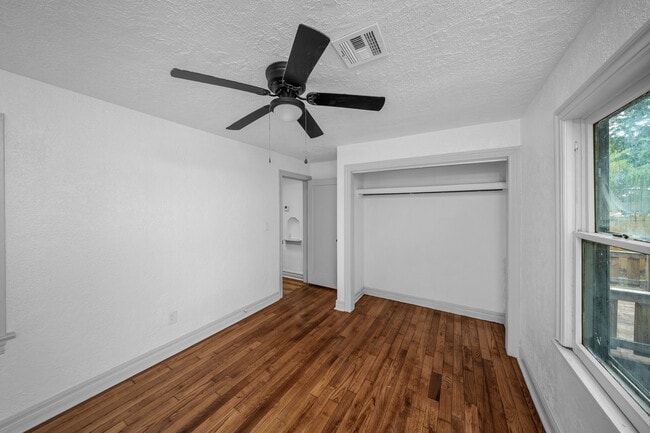 Building Photo - 1925 NW Oak Ave