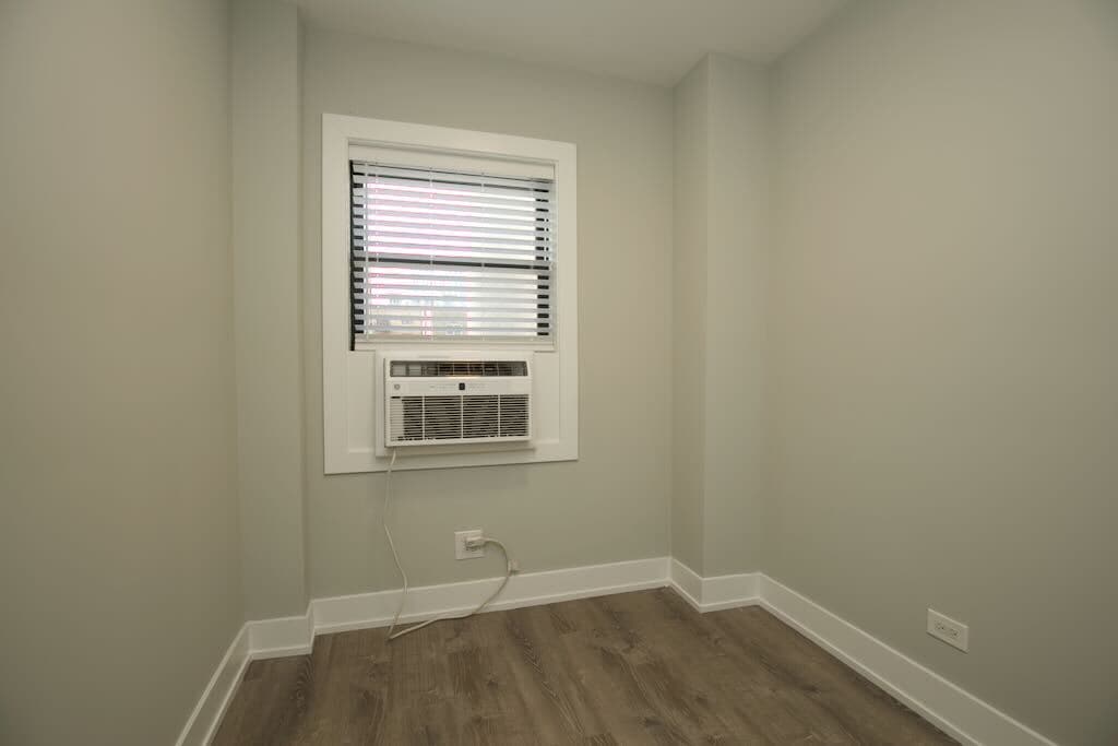 Building Photo - 510 W Belmont Ave