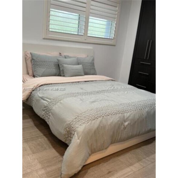 Building Photo - 3231 Salzedo St