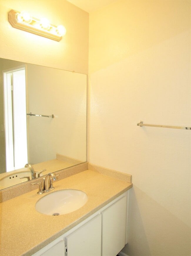 Building Photo - Spacious and Well Maintained 3 Bedroom 2 Bath single Family Home in The City of Riverside