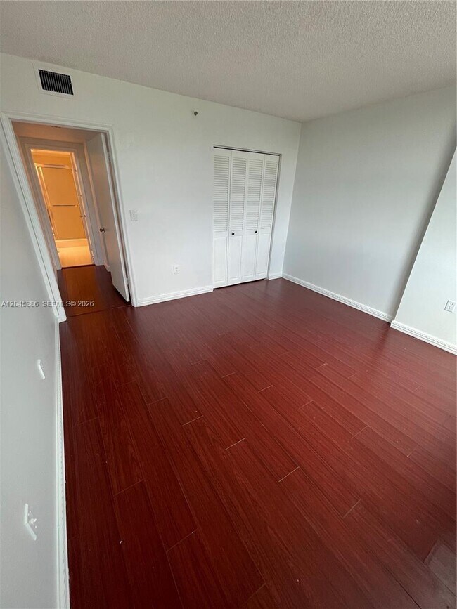 Building Photo - 919 Hillcrest Dr