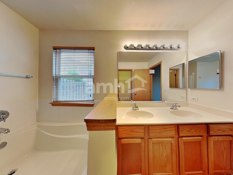 Building Photo - 560 S Annandale Dr
