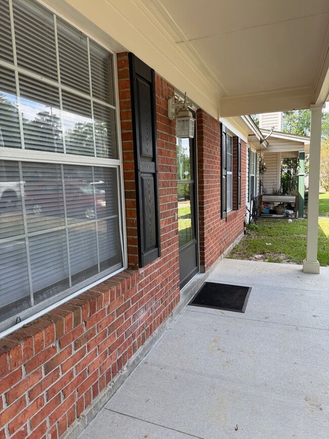 Building Photo - Gorgeous 2/2 newly renovated townhome available now!