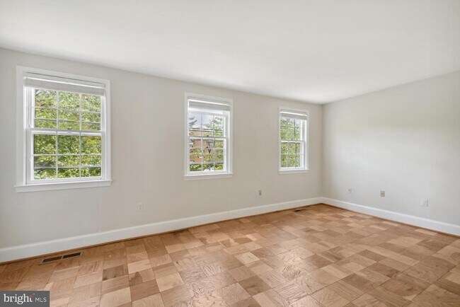 Building Photo - 3231 Sutton Pl NW