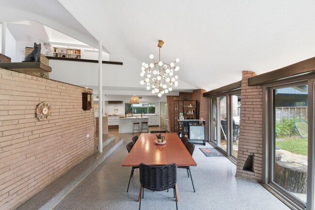 Building Photo - 4603 Ivanhoe St