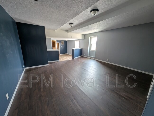 Building Photo - 105 1st St E