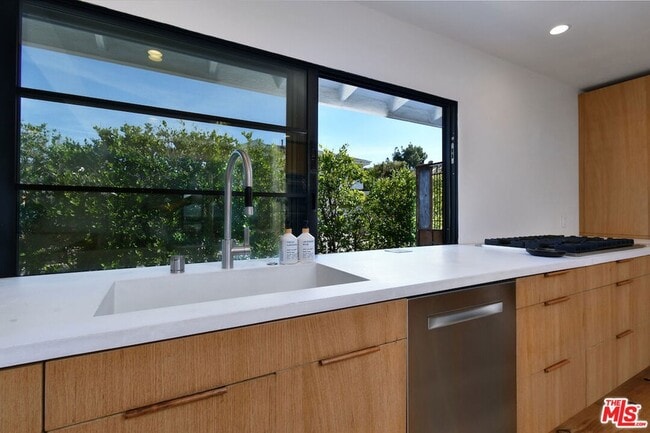 Building Photo - 2145 Linda Flora Dr