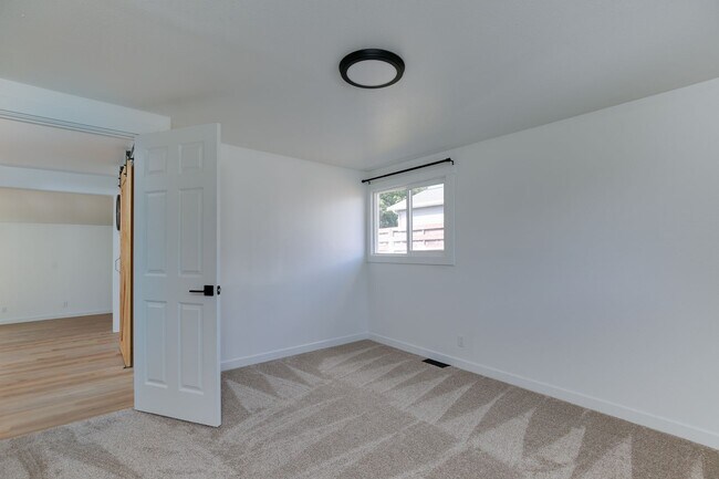 Building Photo - **Comfortable Oak Harbor Rambler Available...