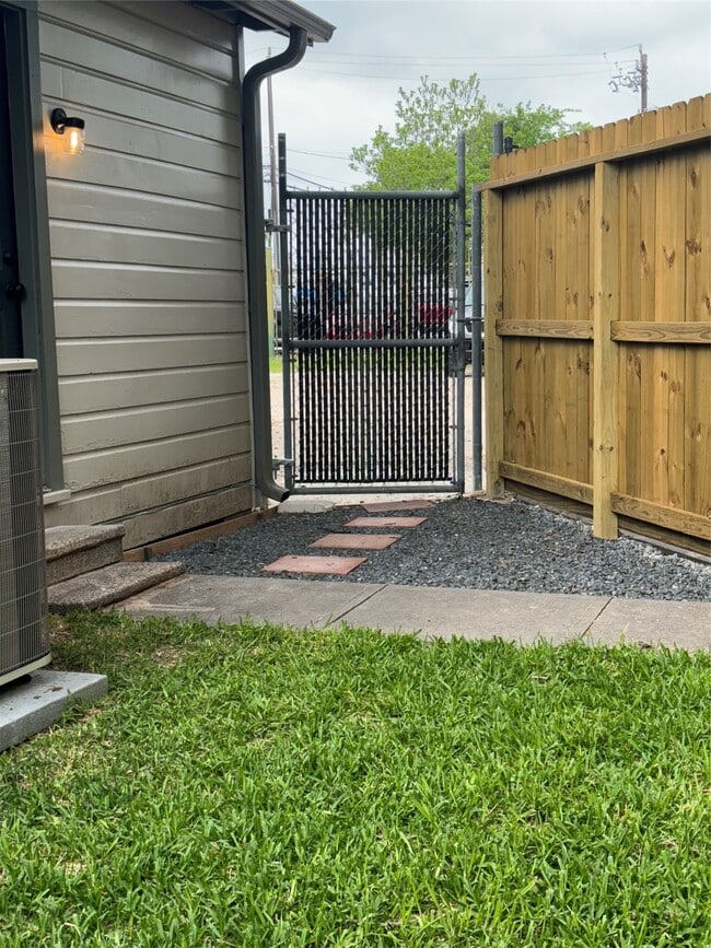 Building Photo - 1408 W 34th St