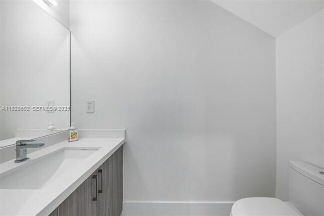 Building Photo - 3142 Carter St