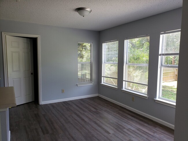 Building Photo - 425 Twin Point Creek