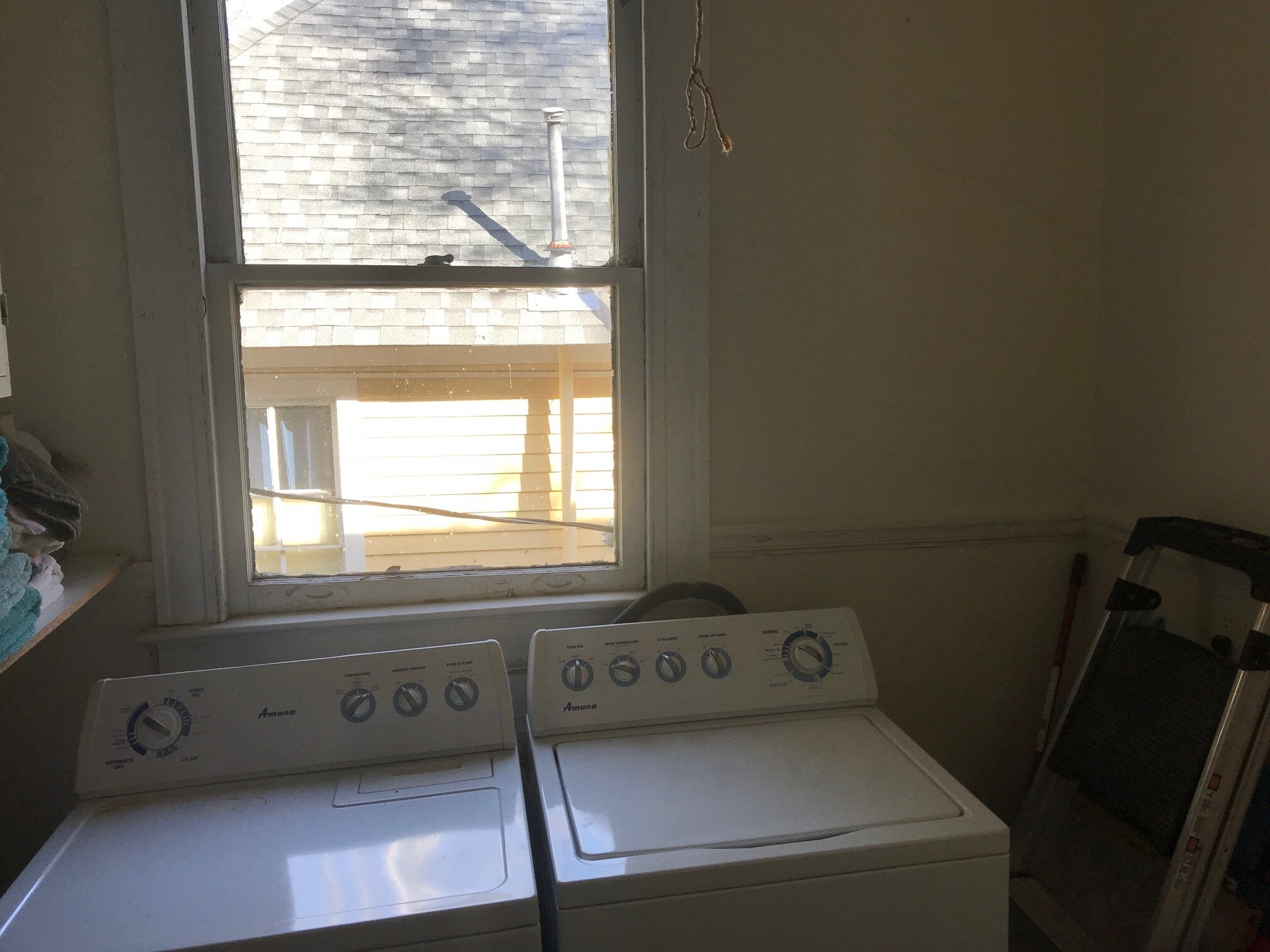 Laundry room - 114 S 5th Ave