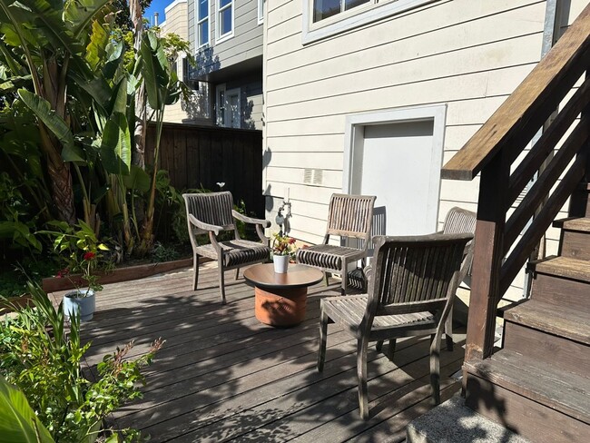 Building Photo - Epic REA- Serene 2 BR/1 BA Flat w/Private Deck & Yard in Lone Mountain