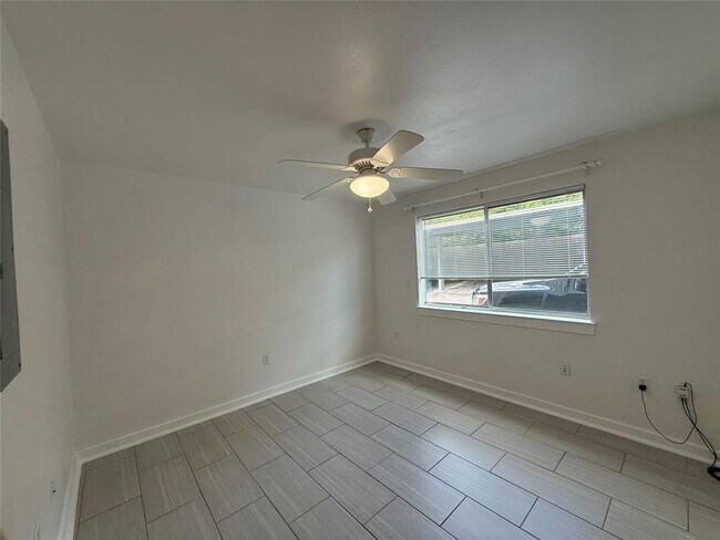 Building Photo - 2200 Dickson Dr