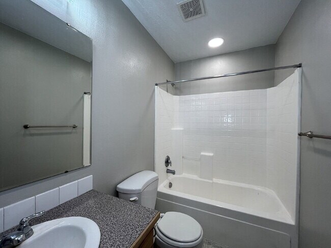 Building Photo - 1754 N Veridian Ave