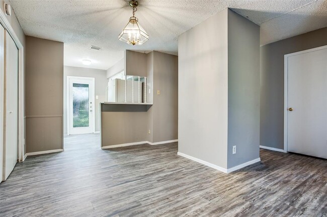 Building Photo - 607 Thrush Ave