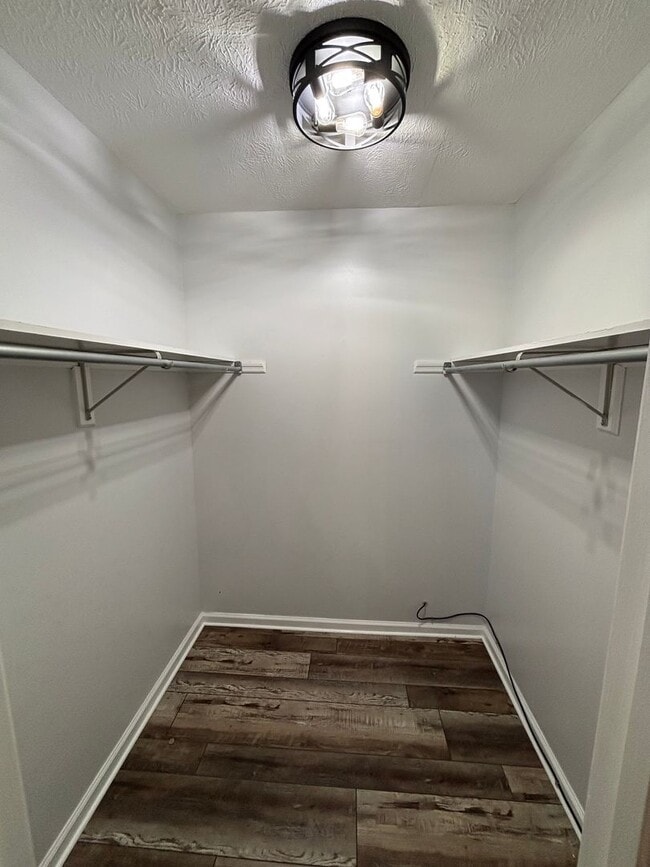 Building Photo - 3 Bedroom Home with Modern Updates & Small...