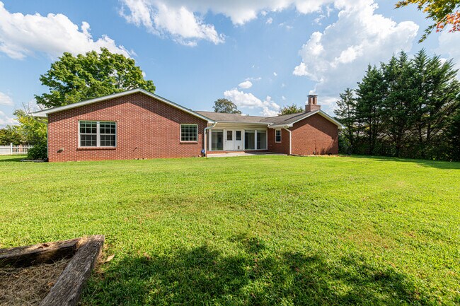 Building Photo - 1719 Scenic Dr