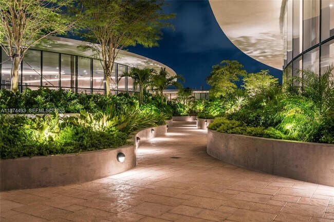 Building Photo - 700 NE 24th St