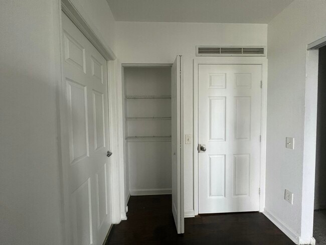 Building Photo - 1610 Presidential Way