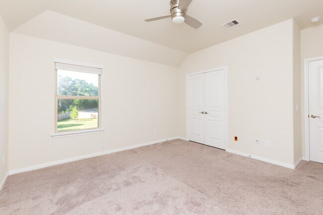 Building Photo - 10 Log House Ct