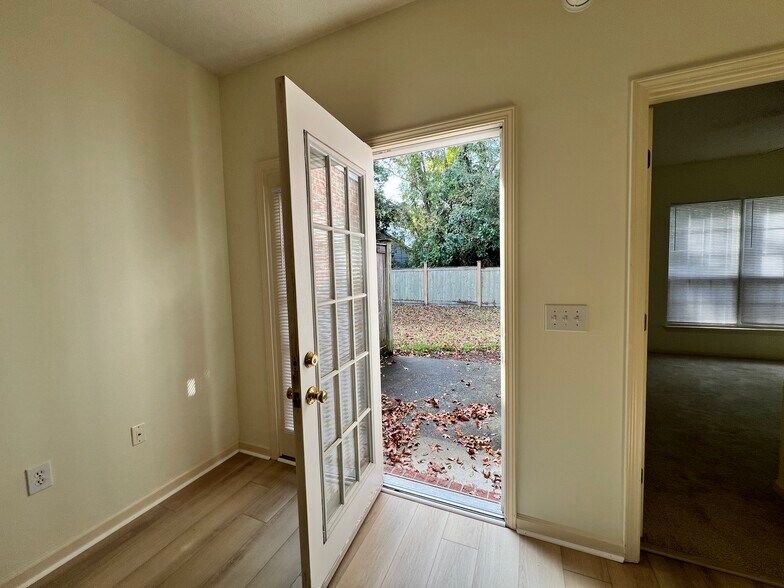 Building Photo - 1600 Sturdivant Dr