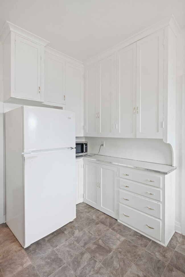 Building Photo - 645 S Detroit St